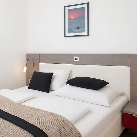 Sea With Pool Access Apartment Petrcane
